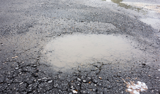 洪水造成的道路破坏