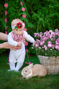 小女孩和一只兔子在草地上玩