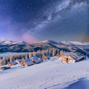 在夜晚的星空下山区的小木屋图片