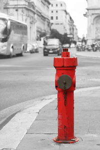 单色背景上的红色消防栓