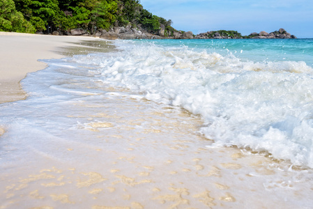 海滩和波在泰国的美兰国家公园