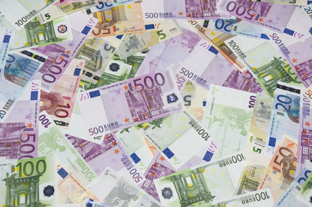 分散的欧元纸币图片