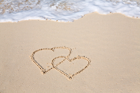 两颗心，绘制沙滩上的沙子