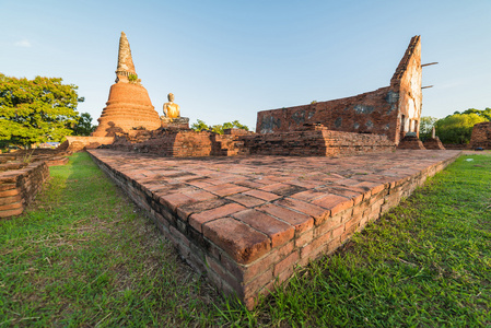 亚洲的宗教建筑。古代砂岩雕塑的芽