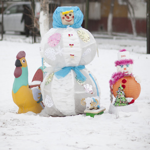 漂亮的雪人和圣诞装饰