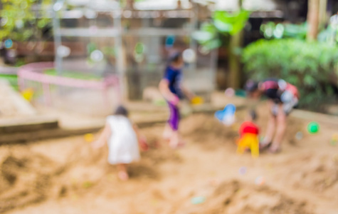 模糊儿童在公共公园沙操场的图像，以供背景使用。