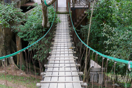 横跨小山谷的人行索桥图片