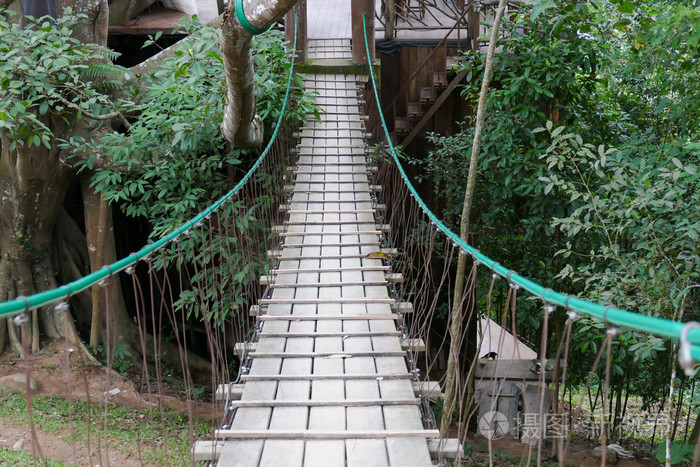 横跨小山谷的人行索桥