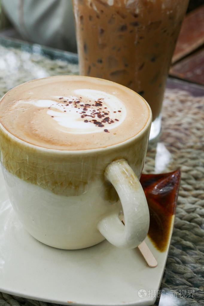 热卡布奇诺咖啡饮料与拿铁艺术