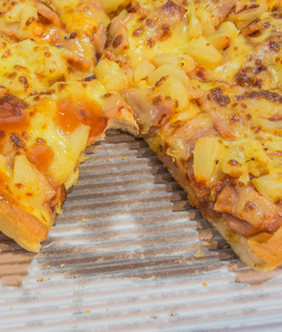 深锅菠萝与火腿披萨的图像与切片缺失。