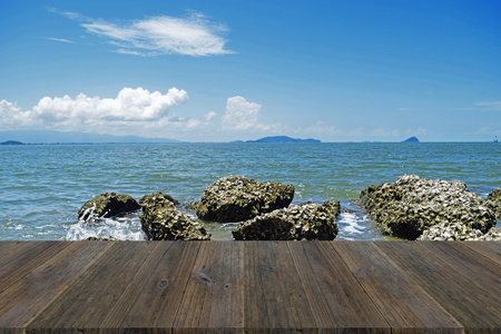 木阳台和海滩和热带海洋