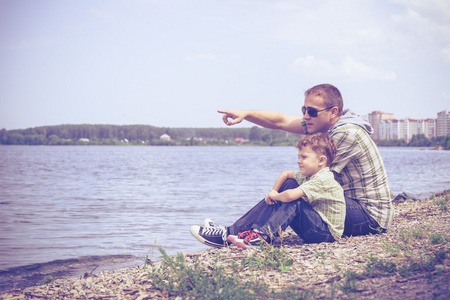 父亲和儿子在一天时间在湖附近的公园里玩
