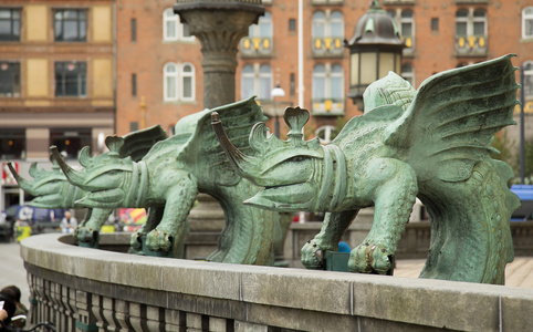 在哥本哈根市政厅三个龙的雕塑，