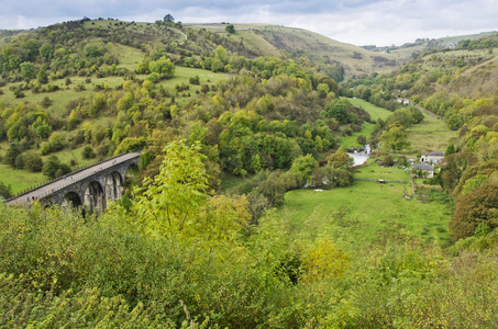 郁郁葱葱的绿色山脉，在英格兰，英国，欧洲农村山