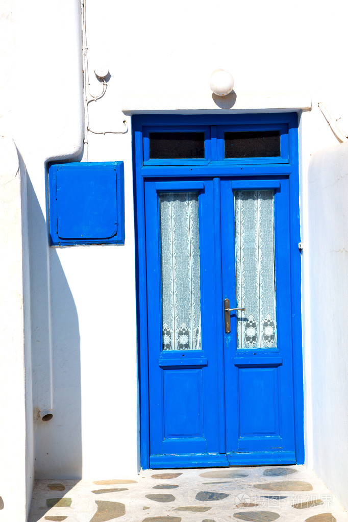 蓝色门在古色古香的村庄桑托林欧洲