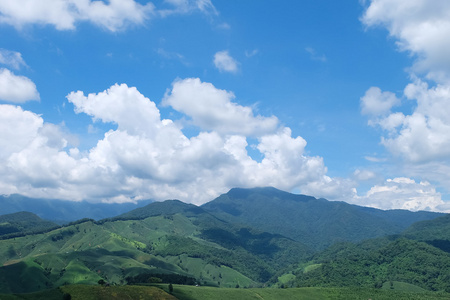 绿色的山，湛蓝的天空查看