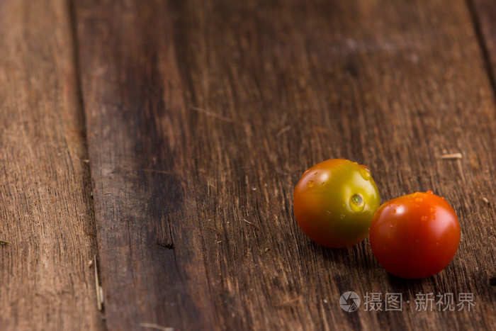 老木背景上新鲜的樱桃番茄