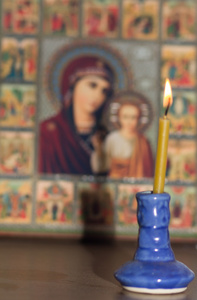 用于宗教庆祝的蜡烛灯。宗教象征。圣的图片