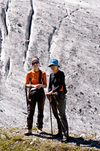 徒步旅行者在高加索山脉