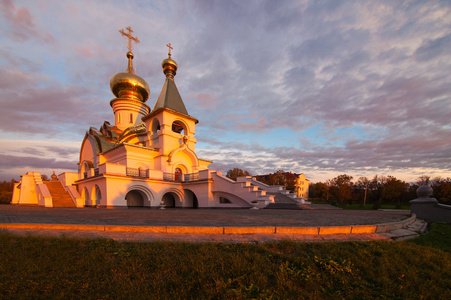乌市 Sarovsky 庙上日落在哈巴罗夫斯克，俄罗斯