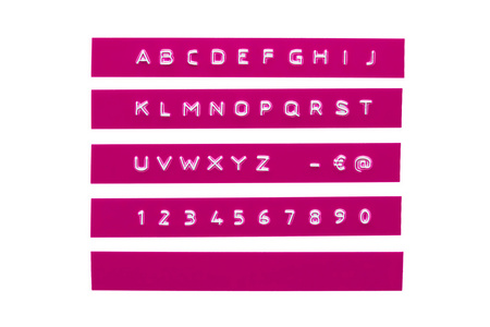 在紫色塑料磁带上的浮雕的字母图片