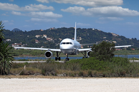 在希腊科孚岛机场的飞机