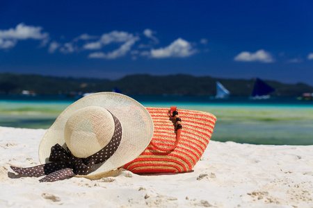 帽子和热带海滩上的包