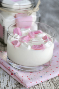 棉花糖片在一杯新鲜自制酸奶