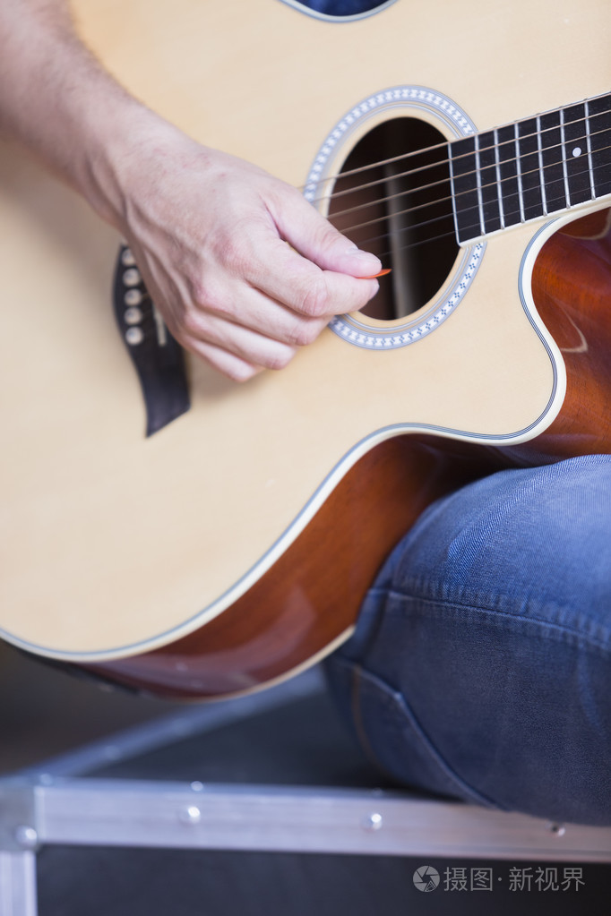 吉他手弹吉他