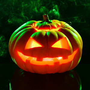 吸烟可怕万圣节南瓜头照片