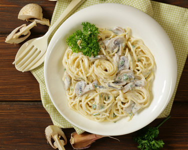 与蘑菇 大蒜 香菜面食 carbonara