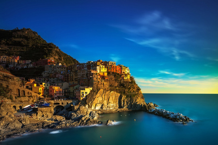 manarola 村，岩石和海上日落时。意大利五渔村