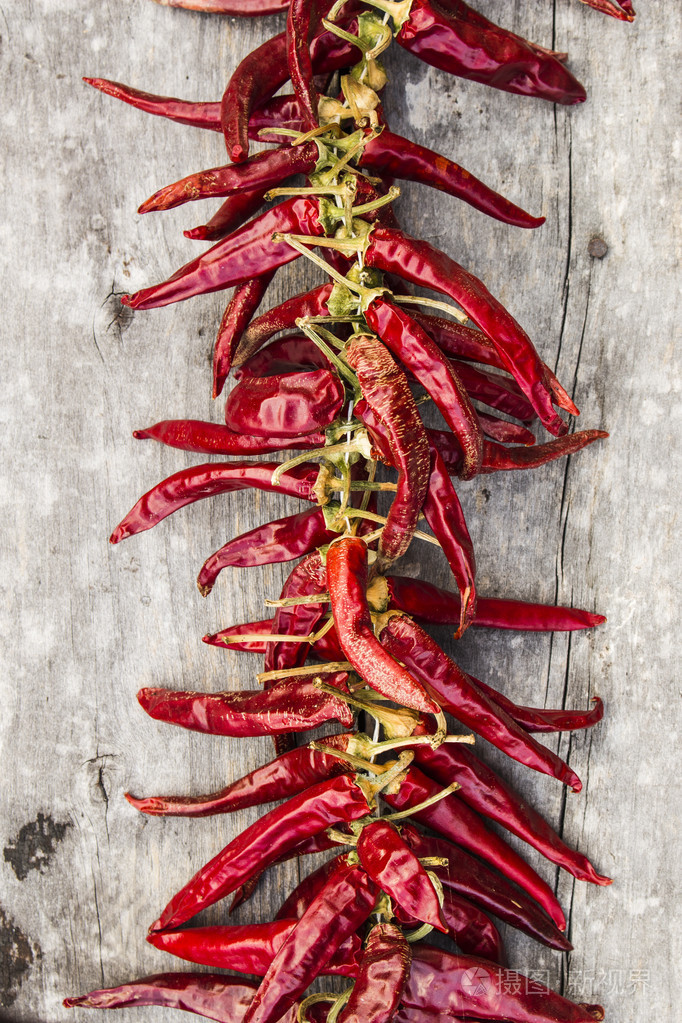 红辣椒木制背景上的字符串