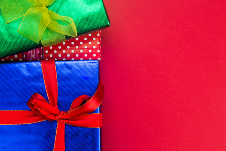 色彩缤纷的圣诞背景装饰礼品盒与肋骨