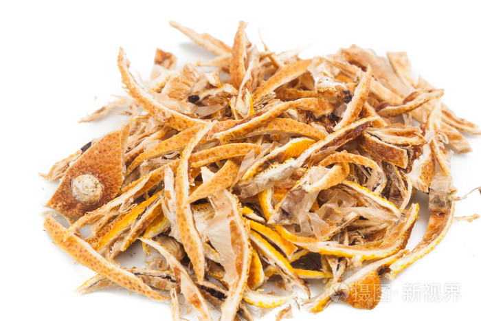 特写的干柠檬柑橘果皮在白色背景