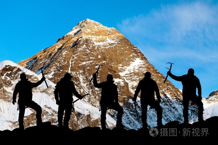 珠穆朗玛峰的夜景和登山者的剪影