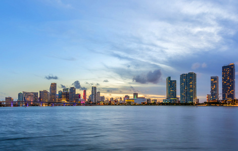 在晚上的迈阿密城市天际线全景