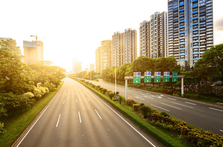 空的沥青路面在暮光下的现代城市