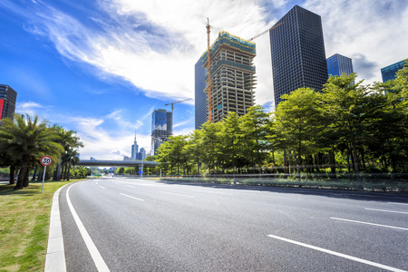 在现代城市中的空沥青路面