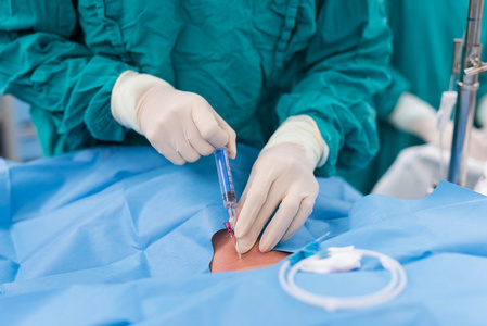 医生穿刺颈内静脉照片