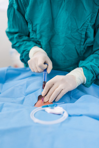 静脉穿刺医生穿刺颈内静脉照片