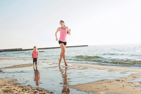 家庭锻炼妈妈和女儿上海滩做操