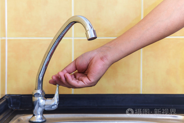 手打开和关闭水龙头
