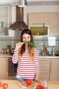 烹饪蔬菜沙拉的年轻女人。节食的概念。健康的 f