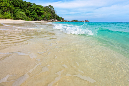 海滩和波在泰国的美兰国家公园