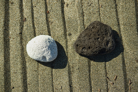 白色石头黑石头