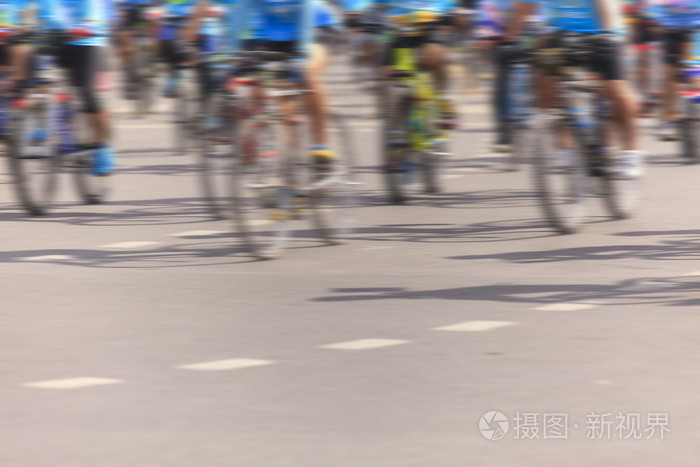 运动模糊骑自行车的人