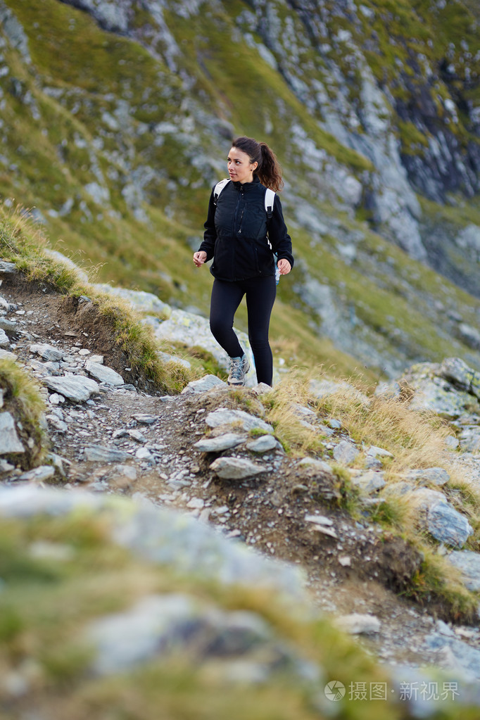 女人的小路上的徒步旅行者