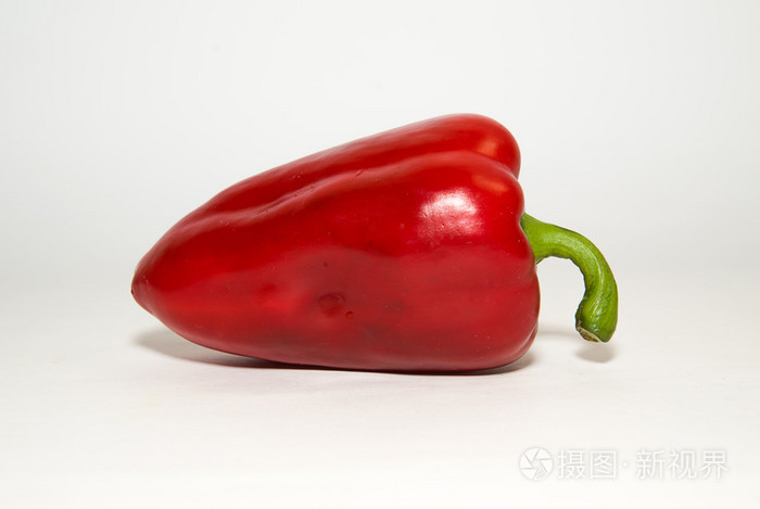 一个成熟的红辣椒上白色