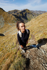 女人的小路上的徒步旅行者